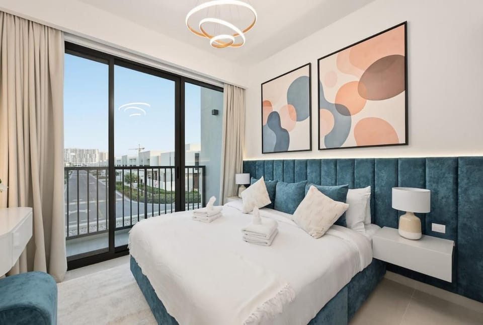Golden Stays - Chic 4BR Retreat I Luxe Touches & Serene Views Apartment in Dubai