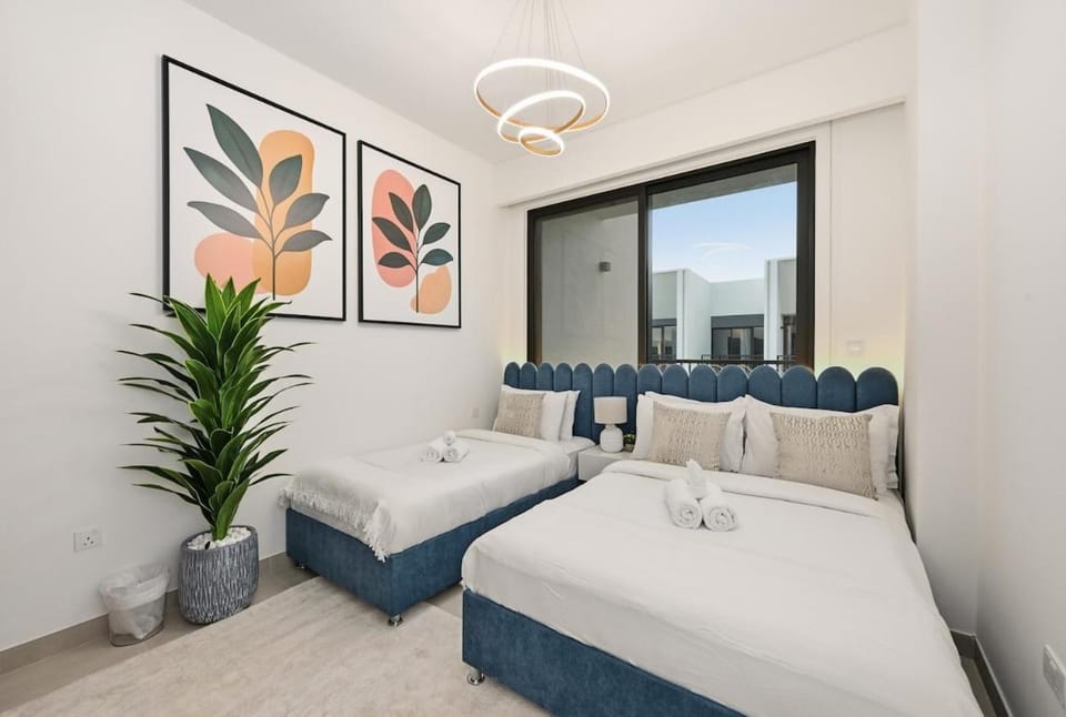 Golden Stays - Chic 4BR Retreat I Luxe Touches & Serene Views Apartment in Dubai