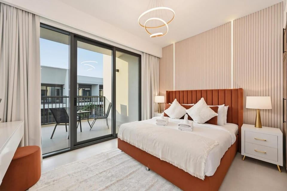 Golden Stays - Chic 4BR Retreat I Luxe Touches & Serene Views Apartment in Dubai