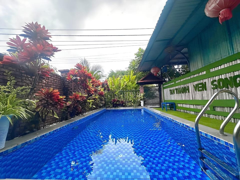 Swimming pool, towels