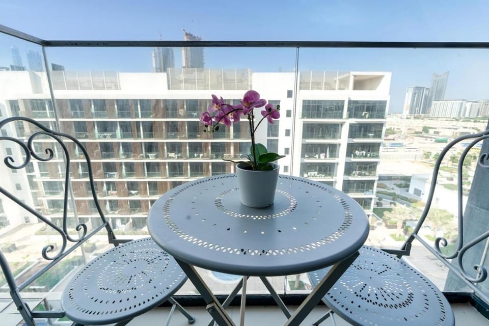 Chic Urban Studio l Poolside Living l Balcony Apartment in Dubai