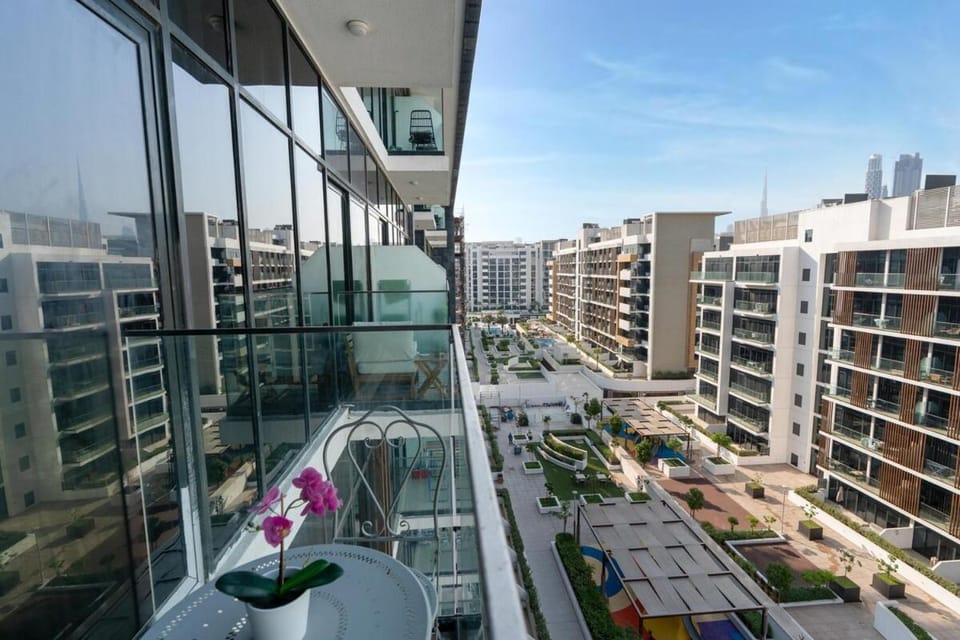 Chic Urban Studio l Poolside Living l Balcony Apartment in Dubai