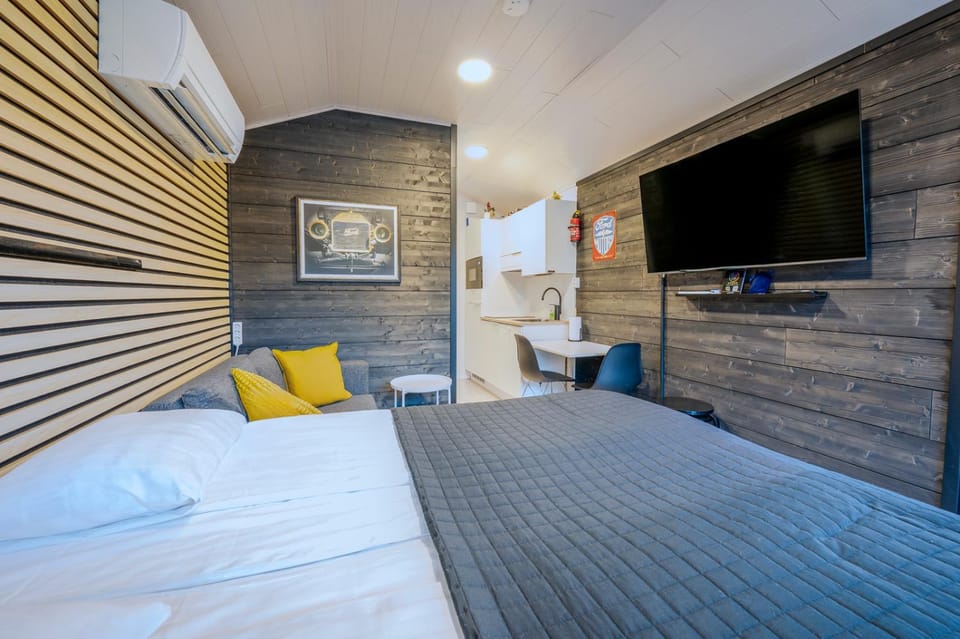 Bed, Bedroom, Entertainment