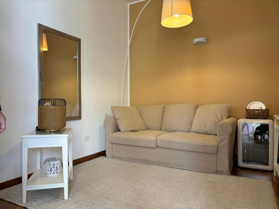 Seating area, minibar