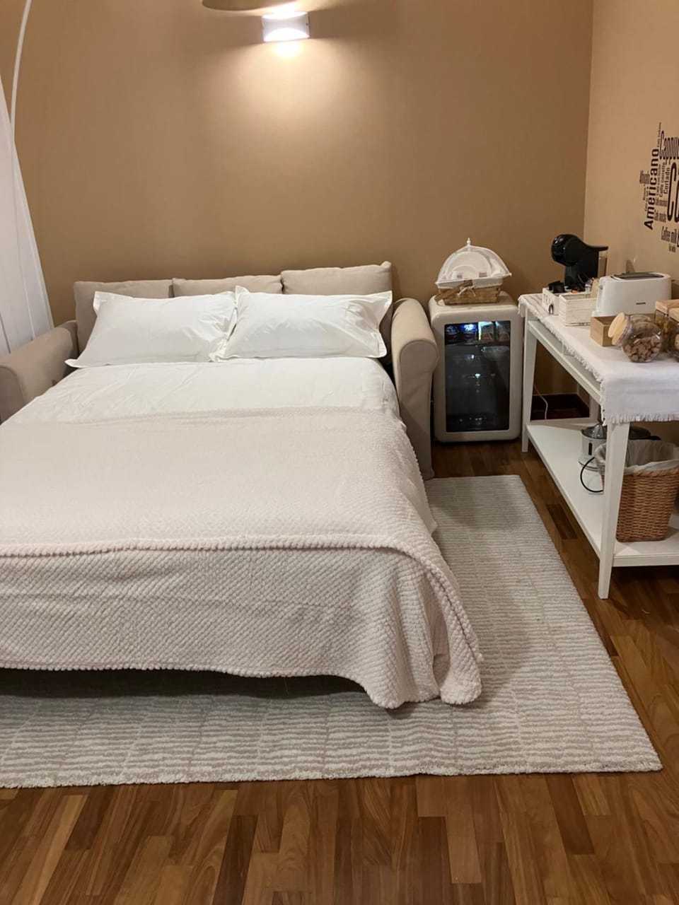 Bed, minibar