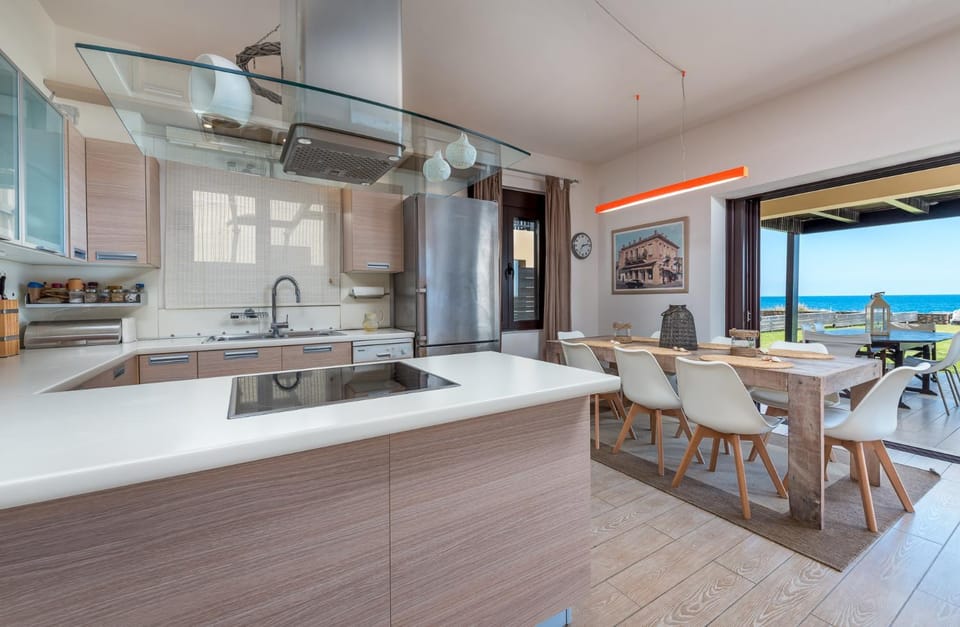 Kitchen or kitchenette, Dining area, Communal kitchen, Family