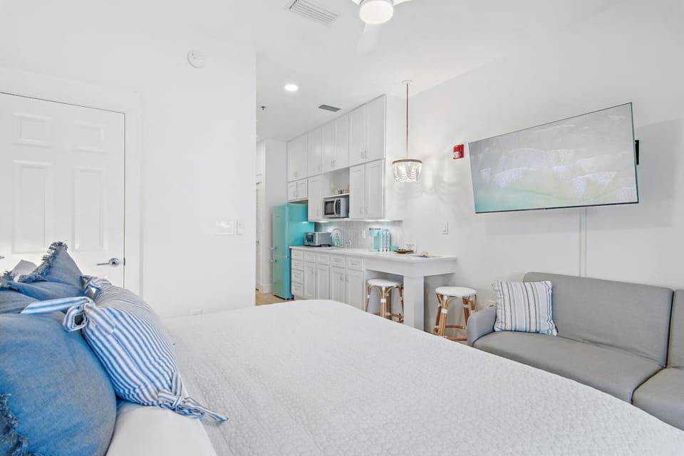 TV and multimedia, Kitchen or kitchenette, Photo of the whole room, Dining area, Bedroom