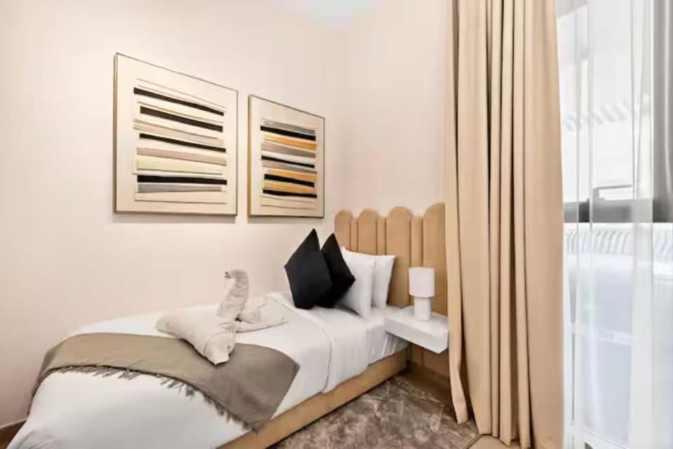 Golden Stays - Tranquil 4BR Villa I Pool & Coastal Charm Apartment in Dubai
