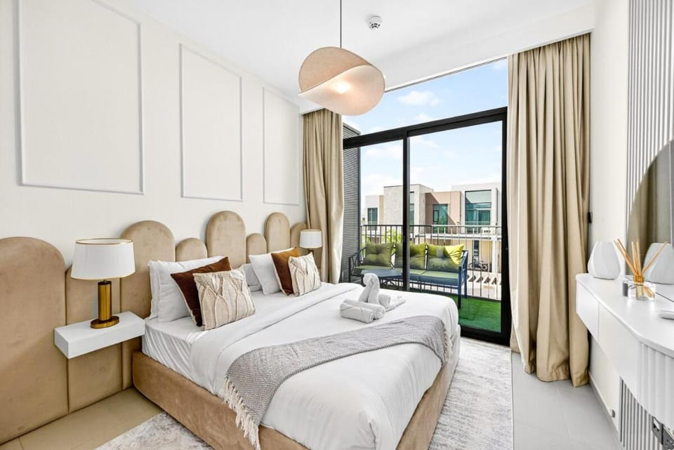 Golden Stays - Tranquil 4BR Villa I Pool & Coastal Charm Apartment in Dubai