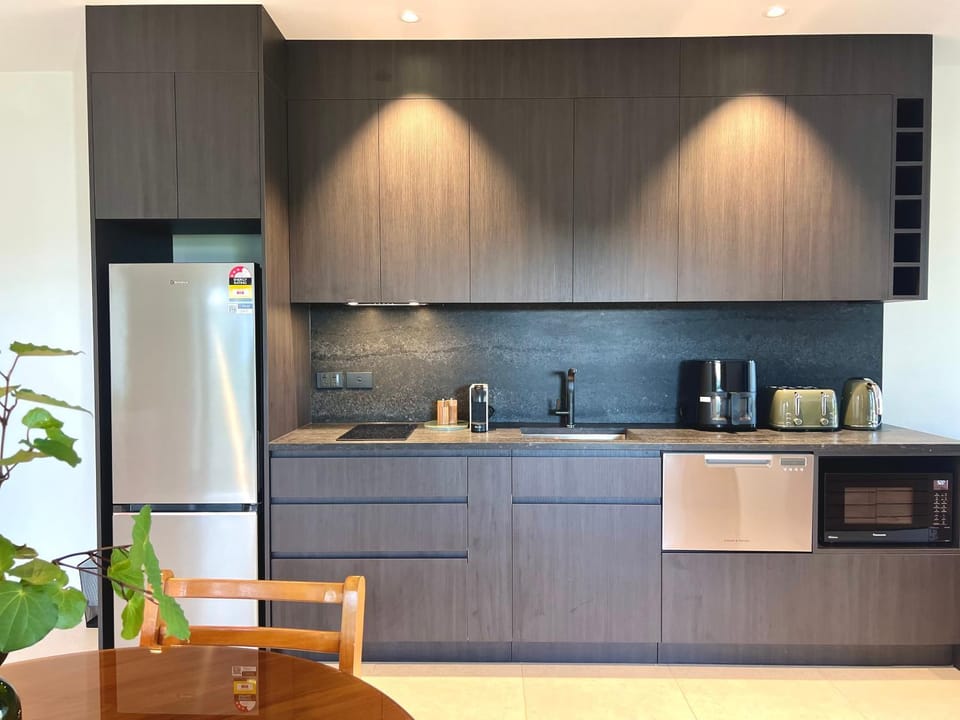 Coffee/tea facilities, Kitchen or kitchenette, dishwasher, stove, toaster