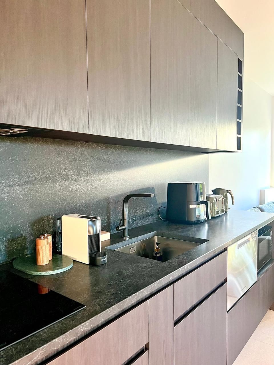 Coffee/tea facilities, Kitchen or kitchenette, microwave, stove, toaster