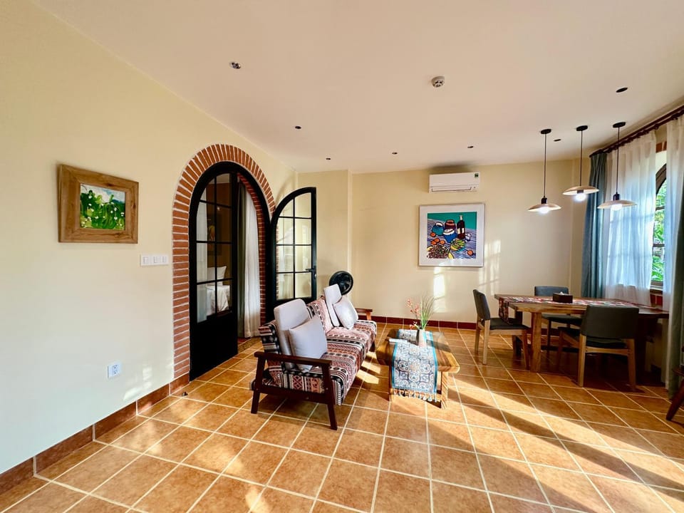 Living room, Seating area, Dining area, air conditioner
