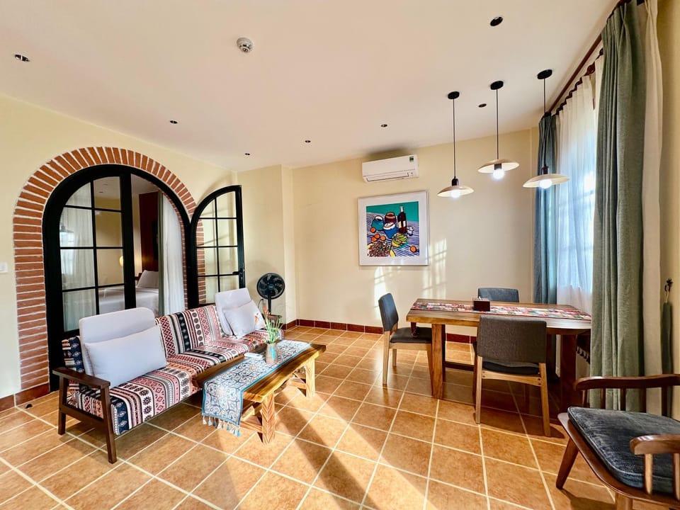 Living room, Seating area, Dining area, air conditioner