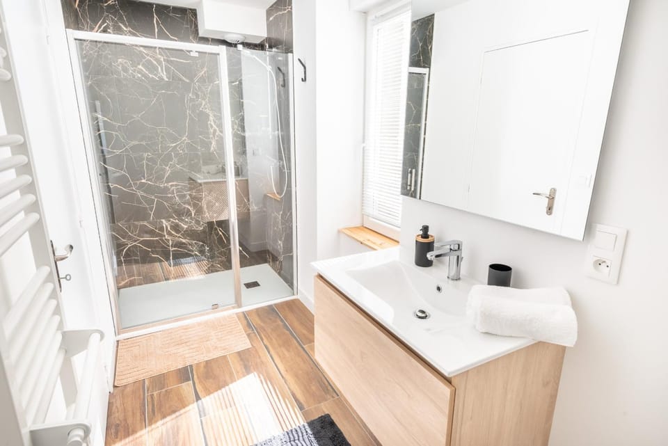 Shower, Bathroom, heating, towels