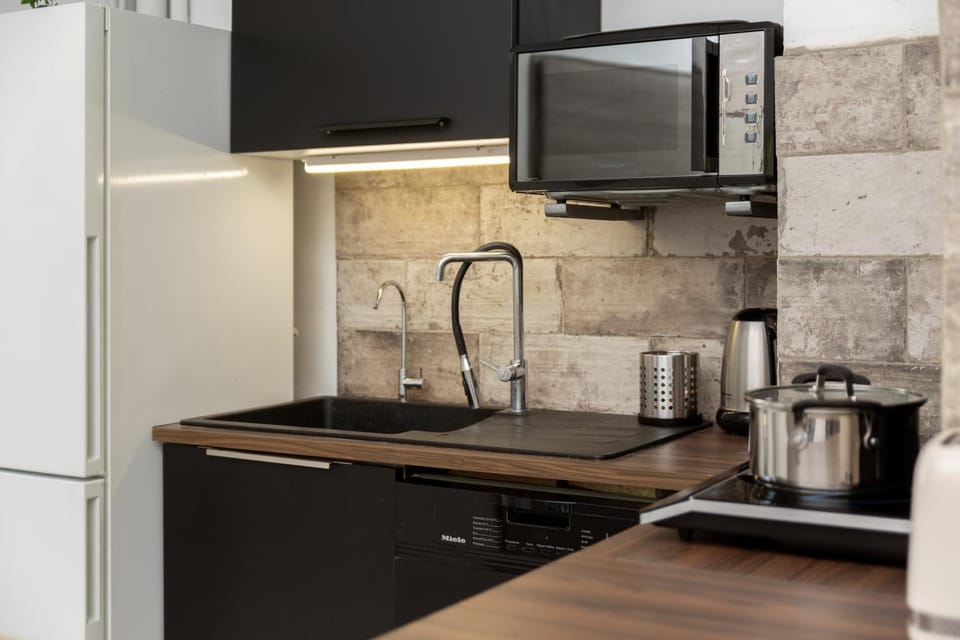 Coffee/tea facilities, Kitchen or kitchenette, oven, stove, toaster