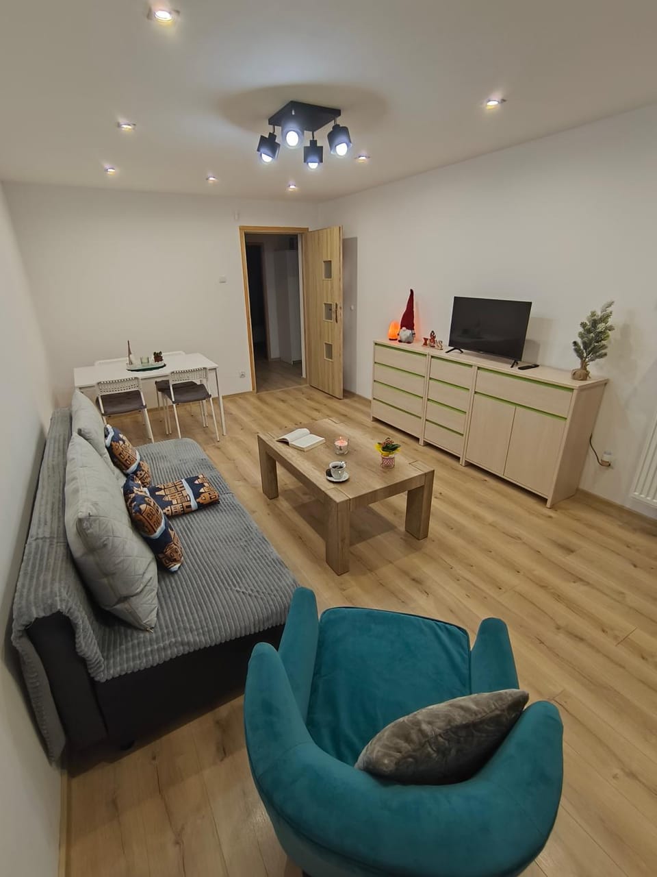 TV and multimedia, Living room, Seating area, Dining area