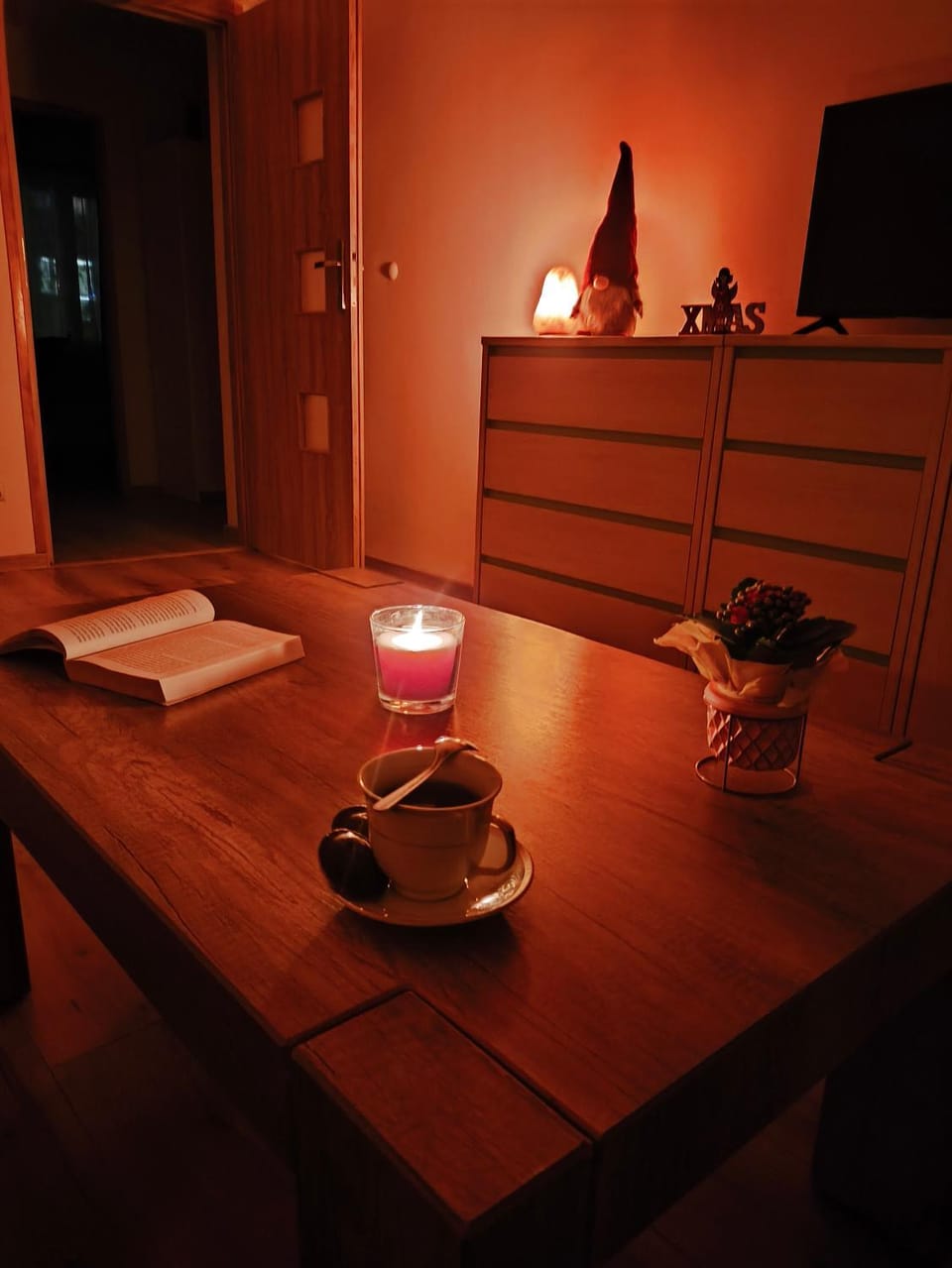 Food and drinks, Seating area, Dining area, Drinks