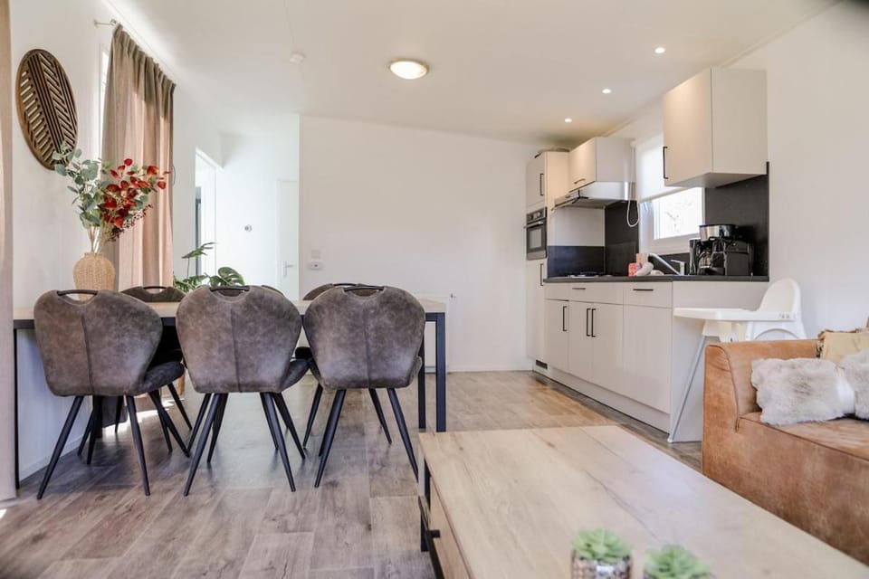 Dining area, dishwasher