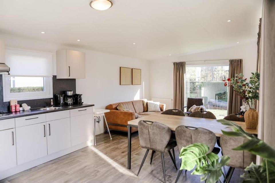 Coffee/tea facilities, Dining area, stove