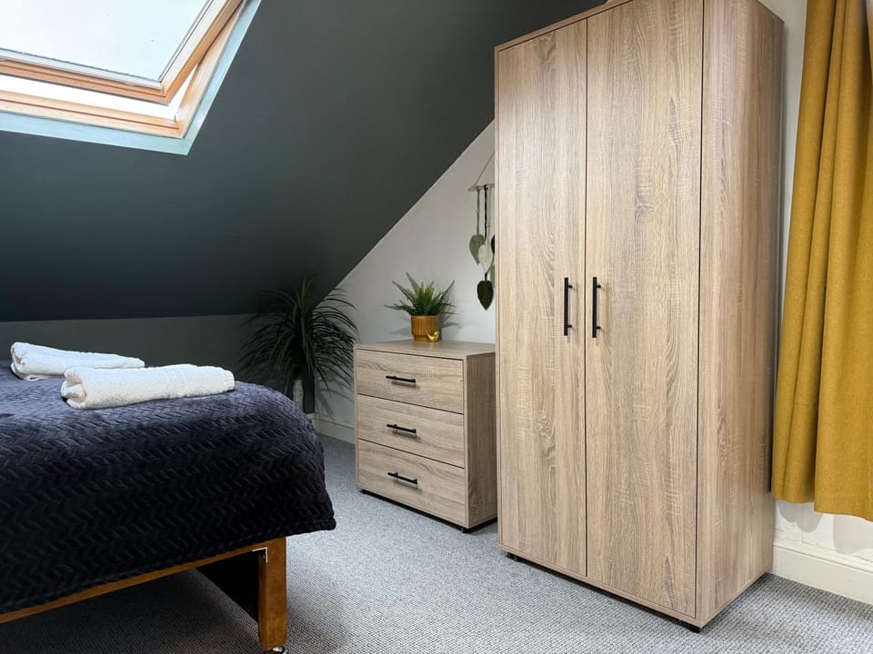 5 Beds Sleeps 8 Xbox Series S Parking House in Nottingham