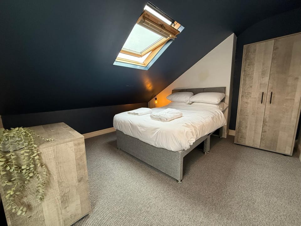 5 Beds Sleeps 8 Xbox Series S Parking House in Nottingham