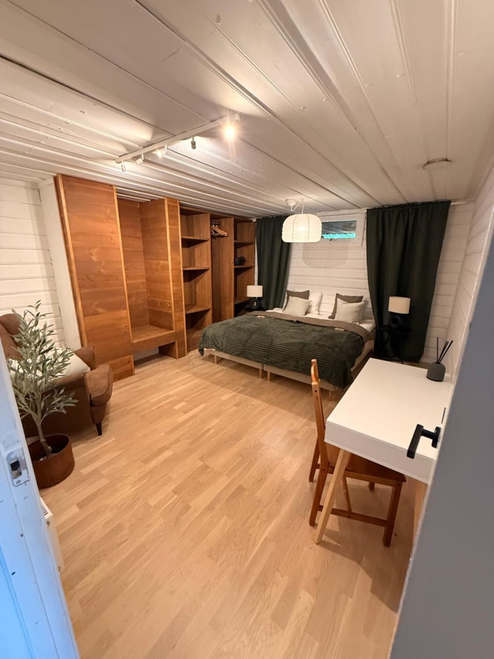 Photo of the whole room, Bedroom
