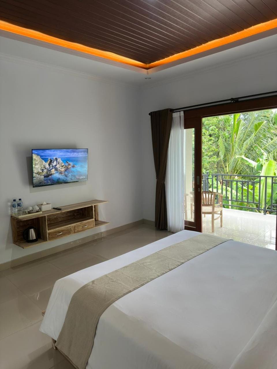 Bed, TV and multimedia, Photo of the whole room