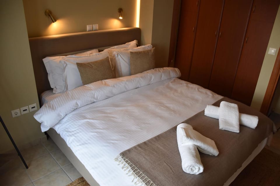 Bed, Bedroom, towels