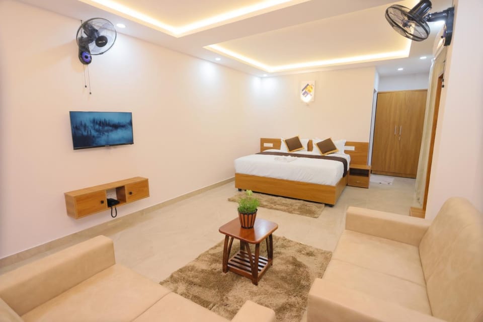TV and multimedia, Seating area, Bedroom