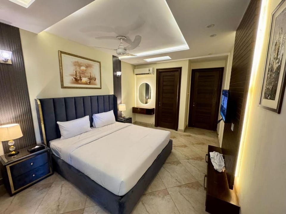 Bed, TV and multimedia, Photo of the whole room, Bedroom
