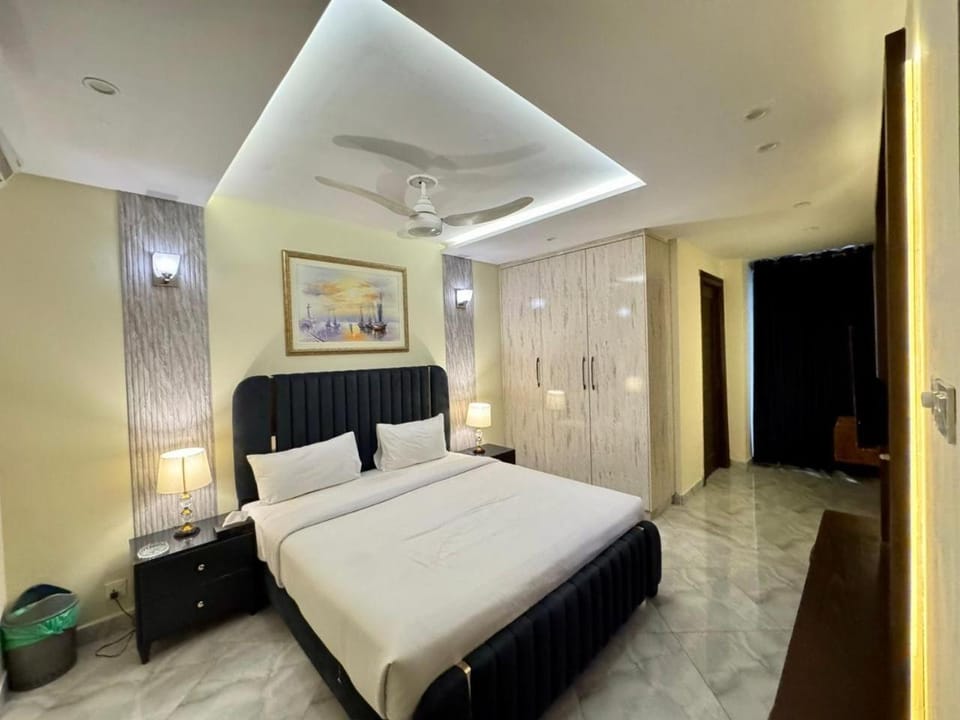 Photo of the whole room, wardrobe, air conditioner
