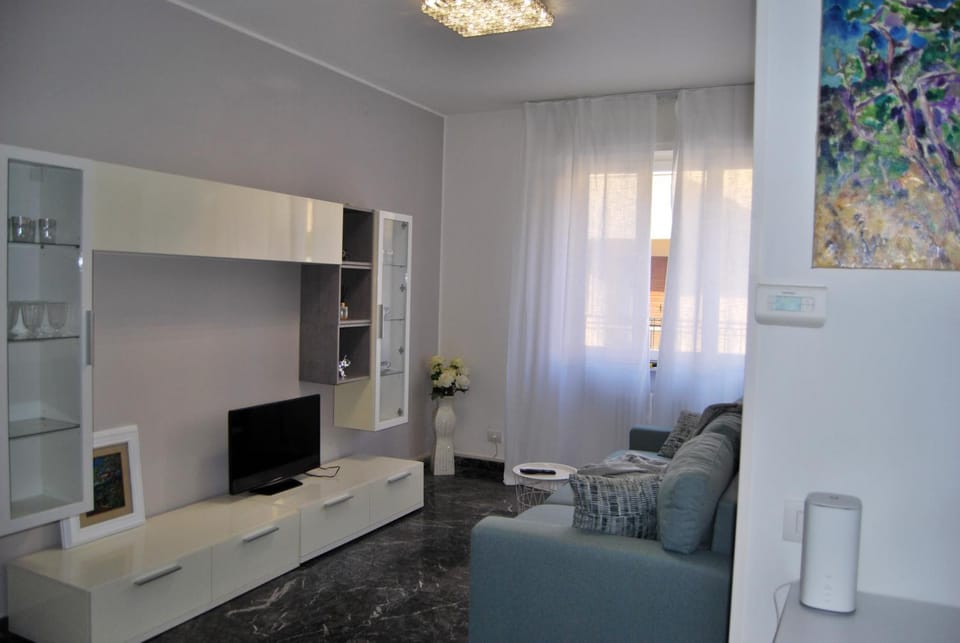 Communal lounge/ TV room, TV and multimedia, Living room, Seating area, Evening entertainment