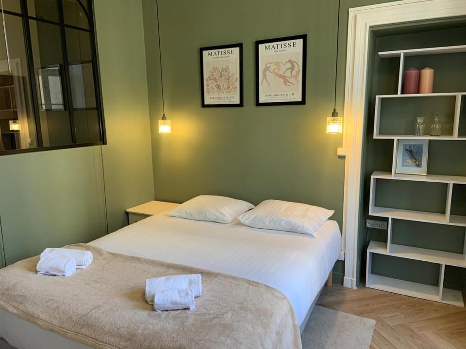 Bed, Library, Photo of the whole room, Bedroom, towels