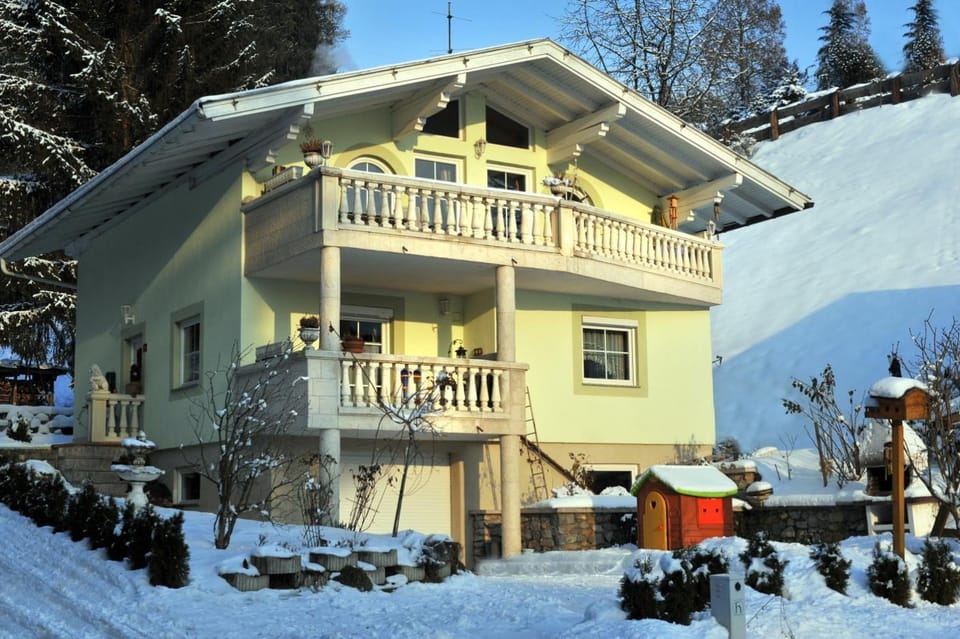 Property building, Natural landscape, Winter, Balcony/Terrace