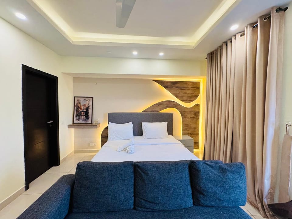 Bed, Photo of the whole room, Seating area, Bedroom