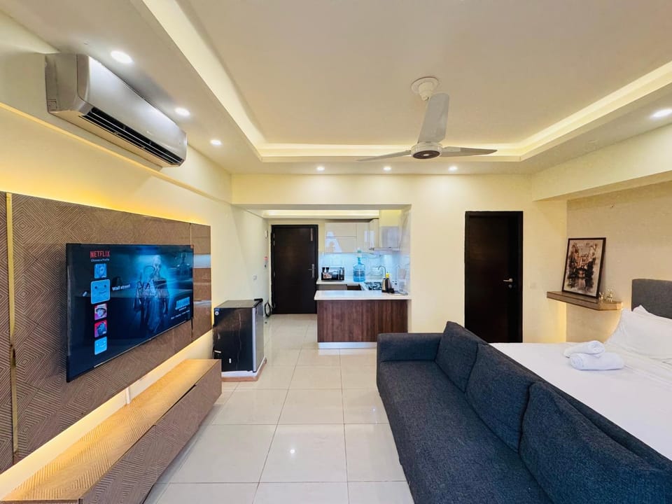 Communal lounge/ TV room, Bed, TV and multimedia, Kitchen or kitchenette, Photo of the whole room, Seating area, Evening entertainment, Bedroom, air conditioner