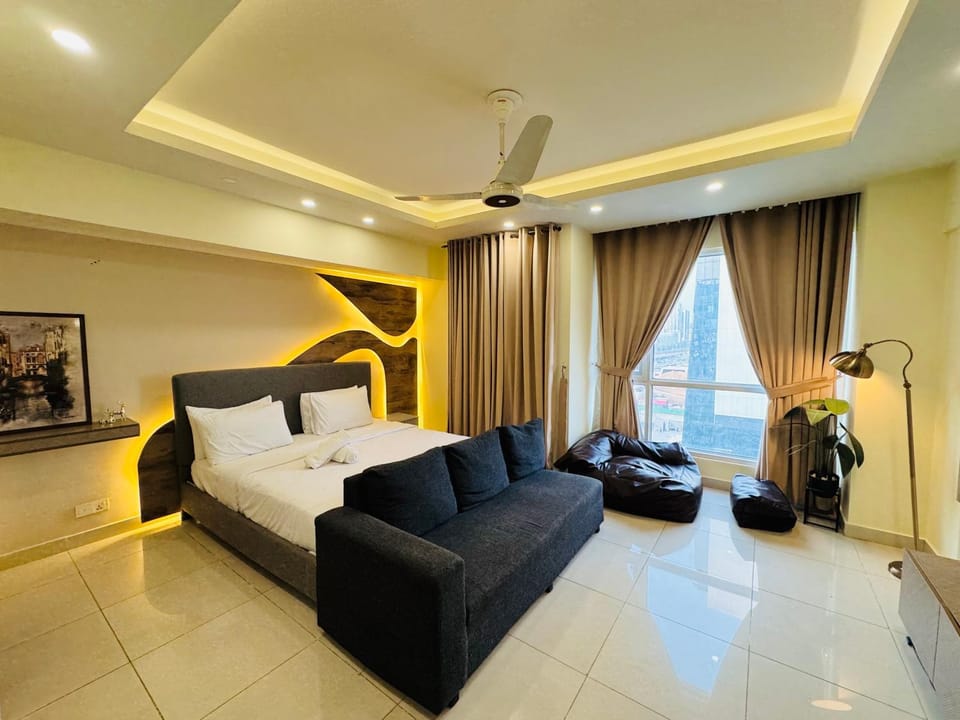 Bed, TV and multimedia, Photo of the whole room, Seating area, Bedroom, air conditioner