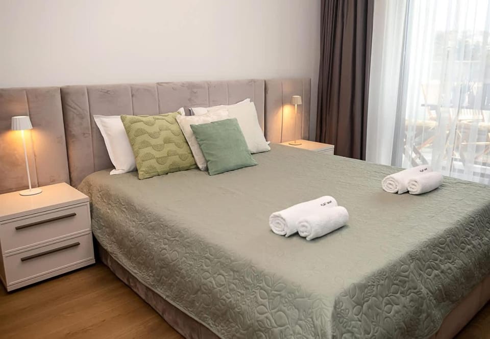 Bed, Bedroom, towels