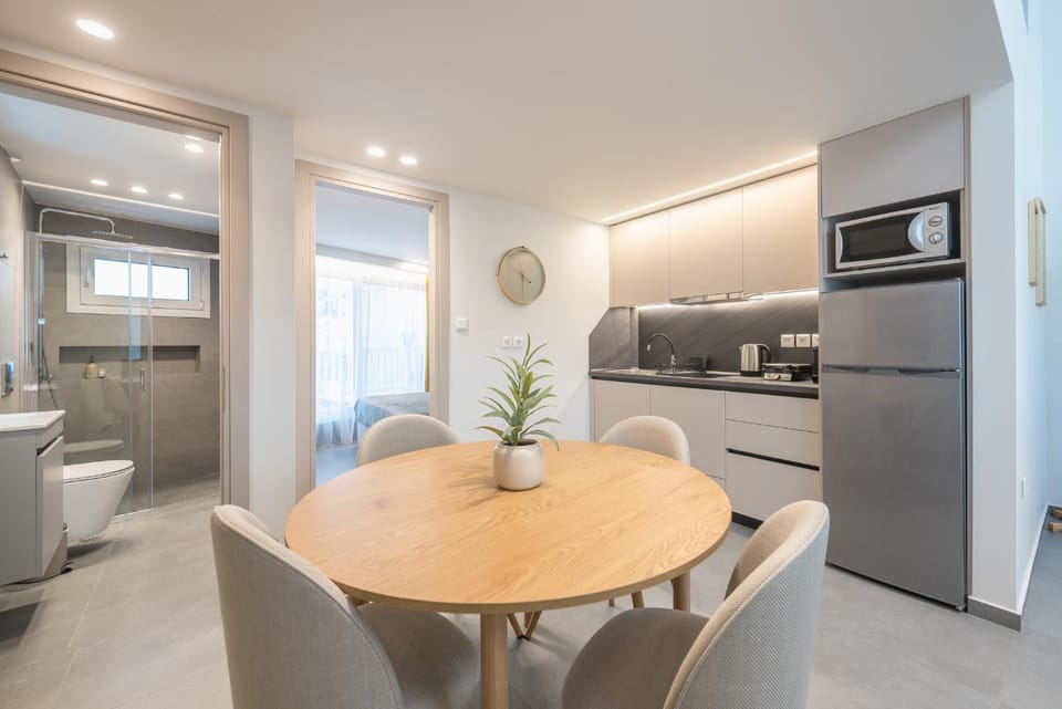 Kitchen or kitchenette, Seating area, Dining area, oven, stove