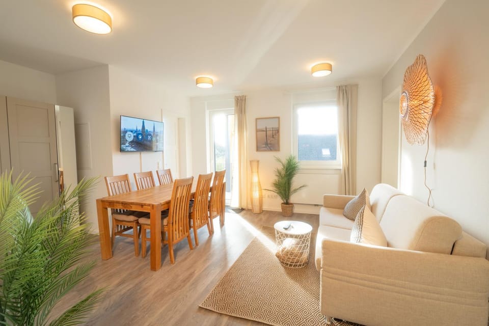 TV and multimedia, Living room, Seating area, Dining area, Evening entertainment