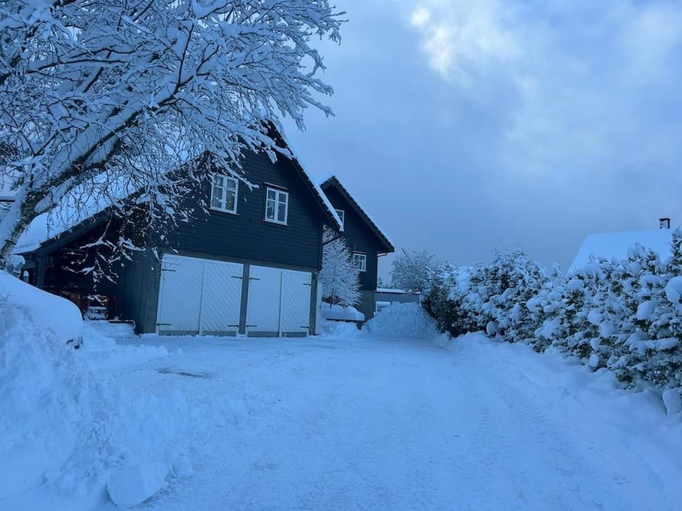 VillaHagavik - studioleilighet til to, nær strand og Kysthospitalet i Hagavik Apartment in Vestland