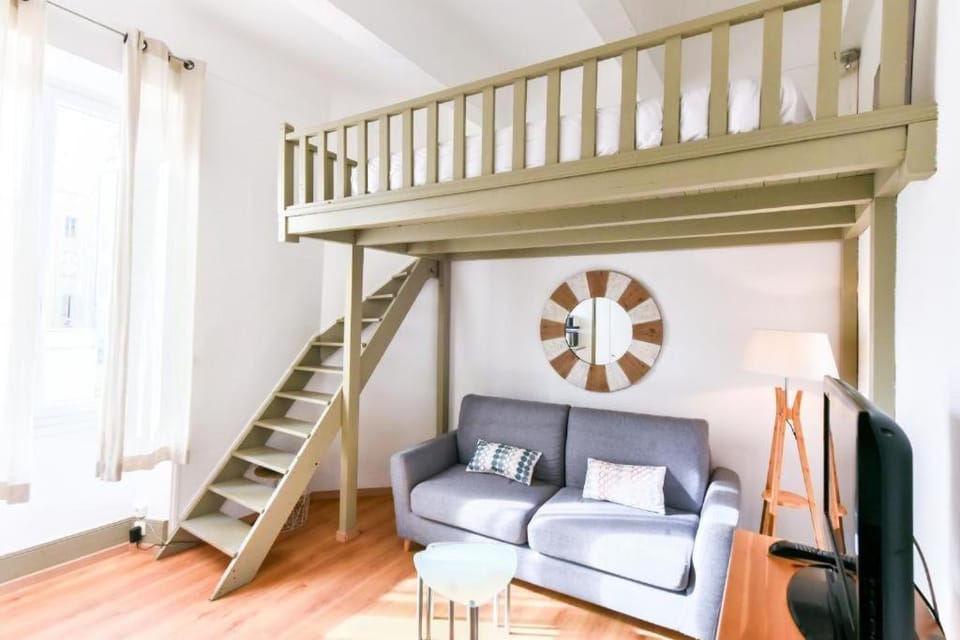 Bed, Seating area