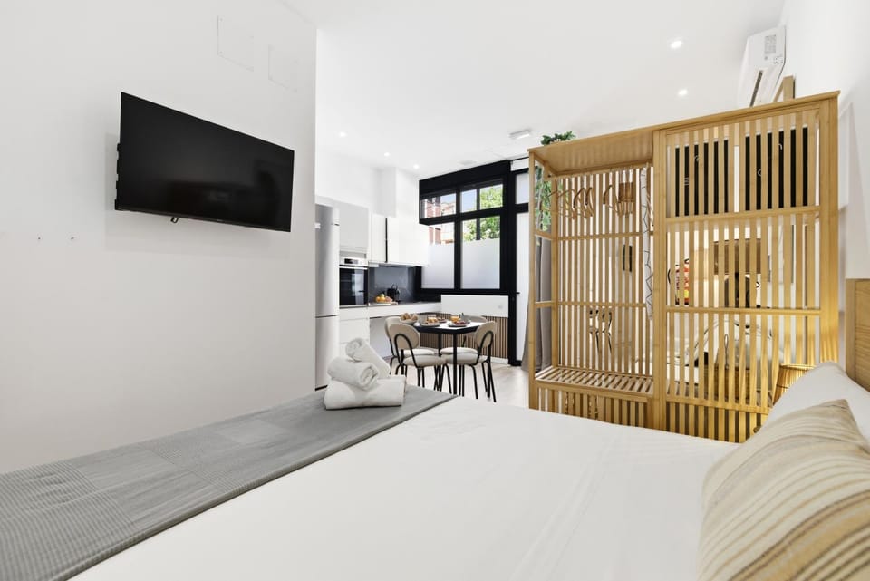 Communal lounge/ TV room, Bed, TV and multimedia, Photo of the whole room, Bedroom, air conditioner