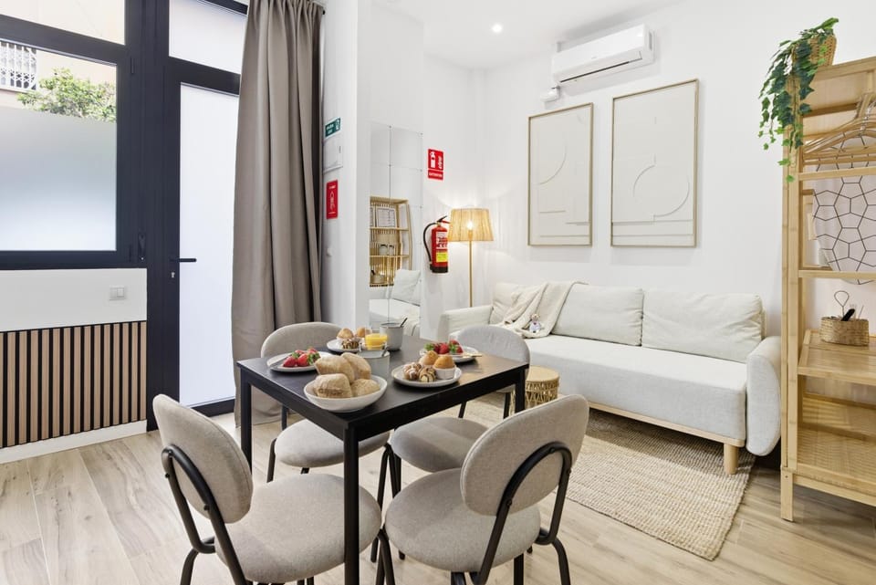 Bed, Living room, Photo of the whole room, Seating area, Bedroom, internet, air conditioner
