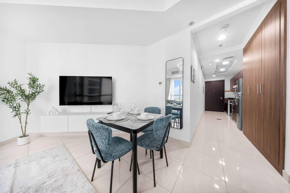 Free housekeeping visits during your stay - StayShort - Studio Sleeps 3 in Business Bay with Canal Views Apartment in Dubai