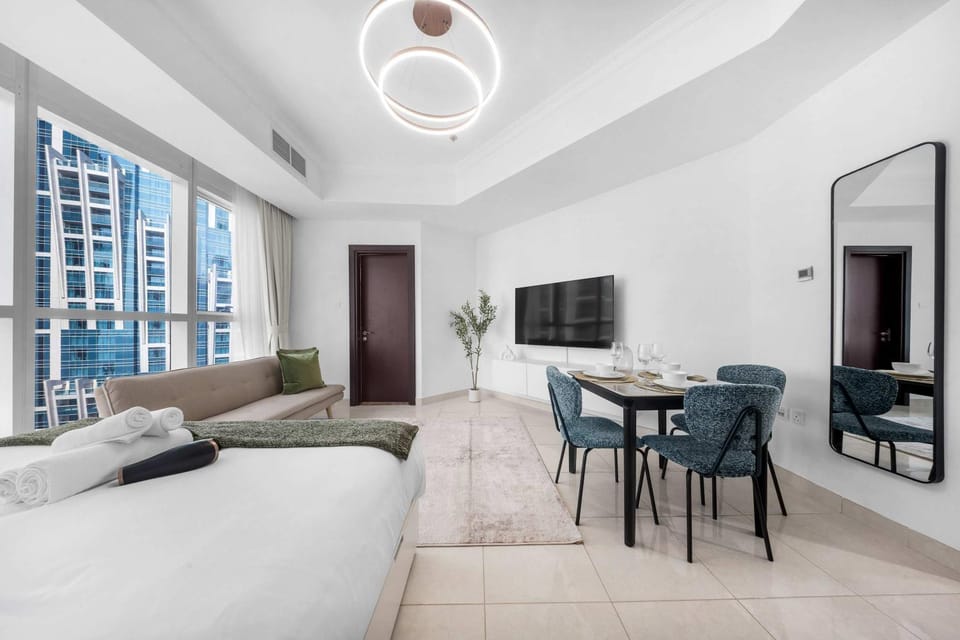 Free housekeeping visits during your stay - StayShort - Studio Sleeps 3 in Business Bay with Canal Views Apartment in Dubai