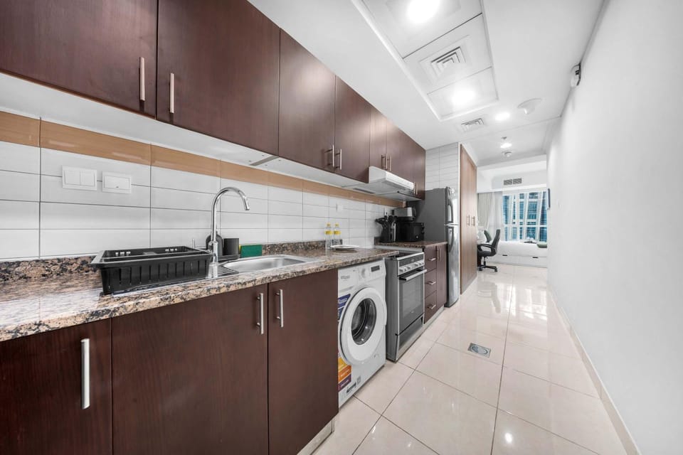 Free housekeeping visits during your stay - StayShort - Studio Sleeps 3 in Business Bay with Canal Views Apartment in Dubai