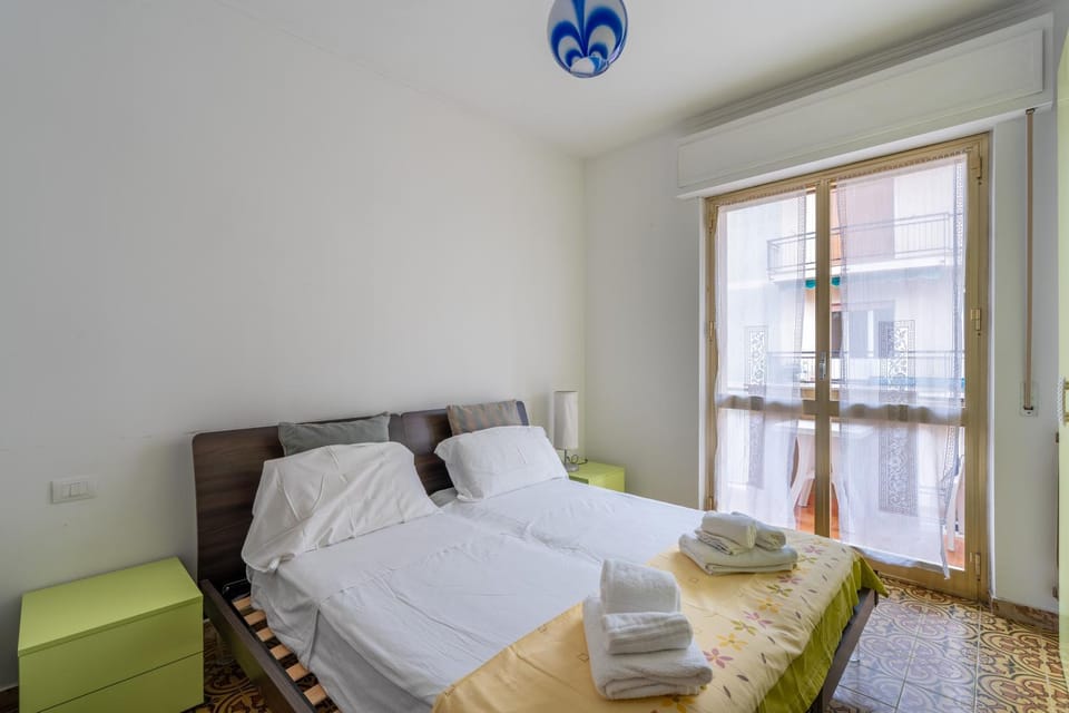 Andora,7 guests, Terrace, Walk to beach Apartment in Liguria