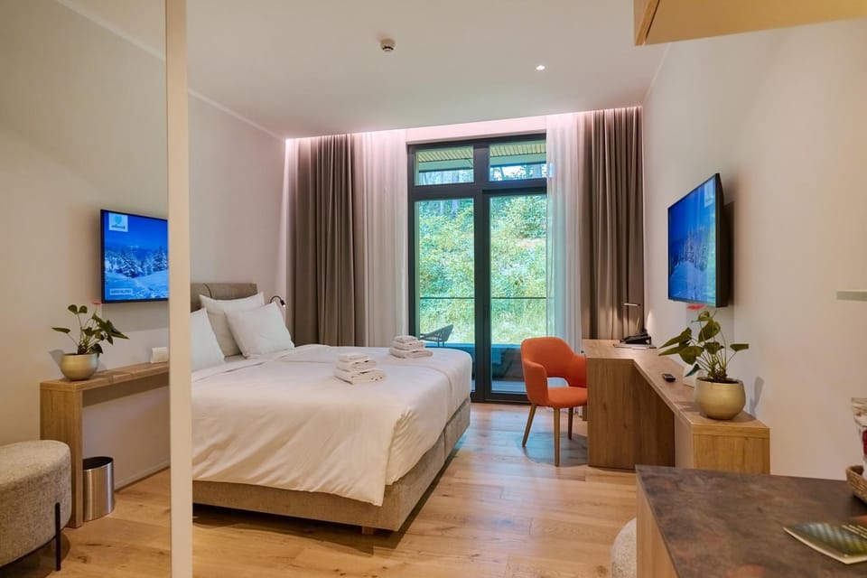 Bed, TV and multimedia, Photo of the whole room, Bedroom