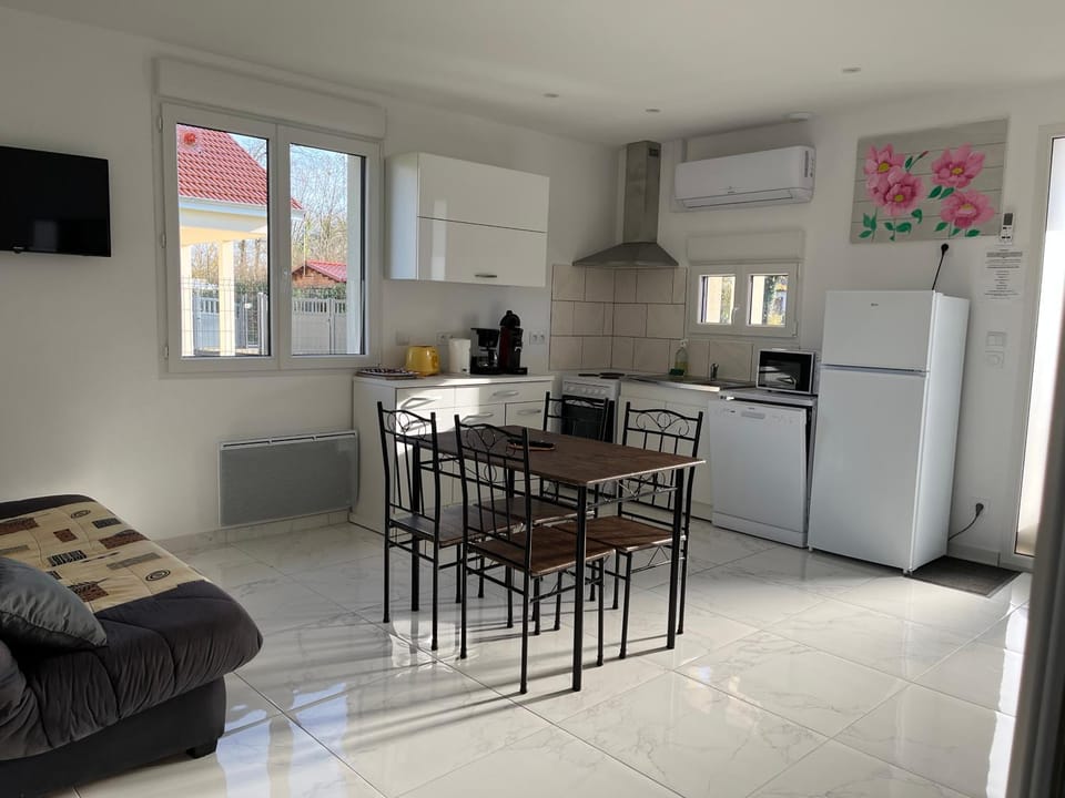 TV and multimedia, Coffee/tea facilities, Kitchen or kitchenette, Living room, Dining area, dishwasher, oven, pet friendly, stove, toaster